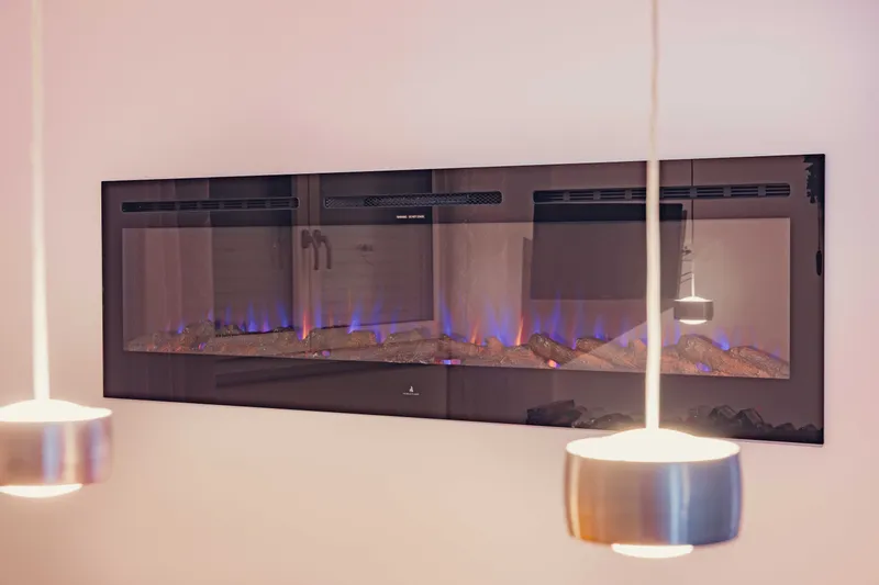 Moderner Kamin im Büro