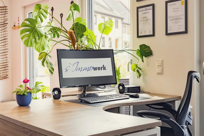 Schreibtisch mit Computer