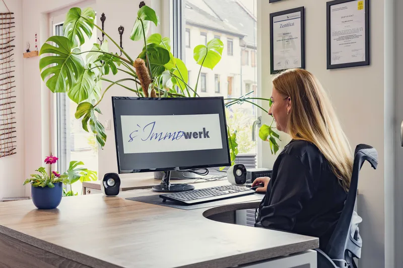 Mitarbeiterin am Schreibtisch im Büro